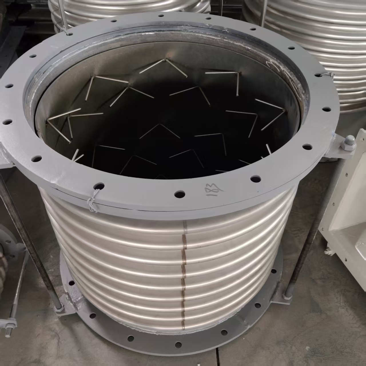 軸向澆筑波紋伸縮節(jié)-高溫軸向波紋補(bǔ)償器-內(nèi)壓靶釘管道膨脹節(jié)